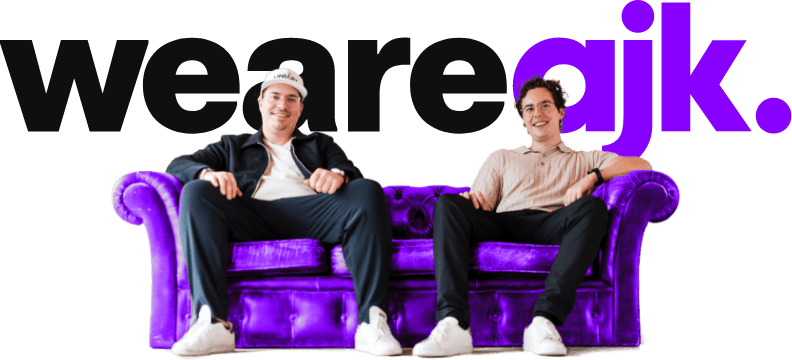 Andreas und Jannik Krämer auf einem violetten Sofa