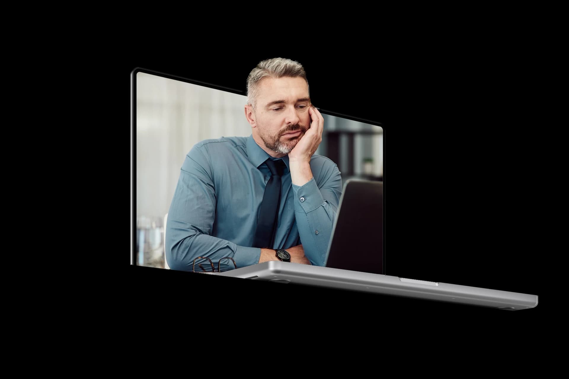 Frustrierter Unternehmer vor dem Laptop, weil online keine Anfragen kommen